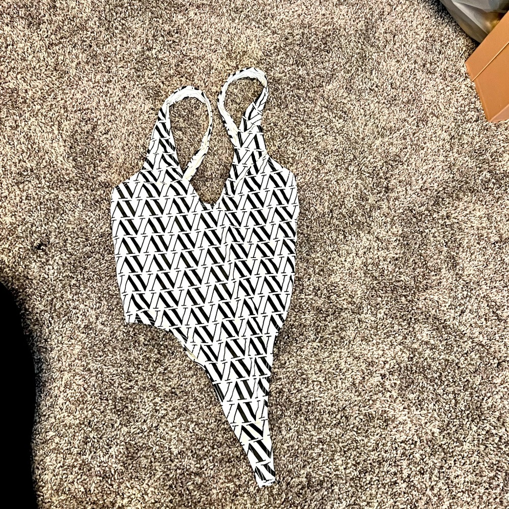 Vixen swim medium used once for a photoshoot